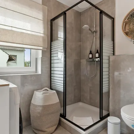 June Stilvolle Neue In - Zentral, Kostenfrei Parken, 2 Schlafzimmer *